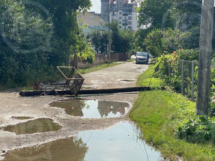 У Франківську упала опори лінії електропередач - рух перекрито