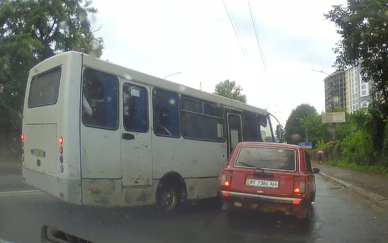 Ранкова ДТП у Франківську: дорогу не поділили легковик та рейсовий автобус ВІДЕО