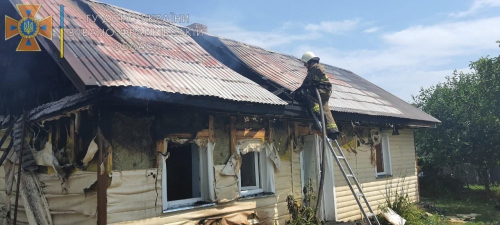 Вогнеборці ліквідували пожежу будинку на Франківщині ФОТО