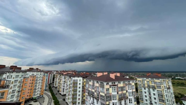 Франківці зуміли закарбувати небо перед грозою: вражаючі фото