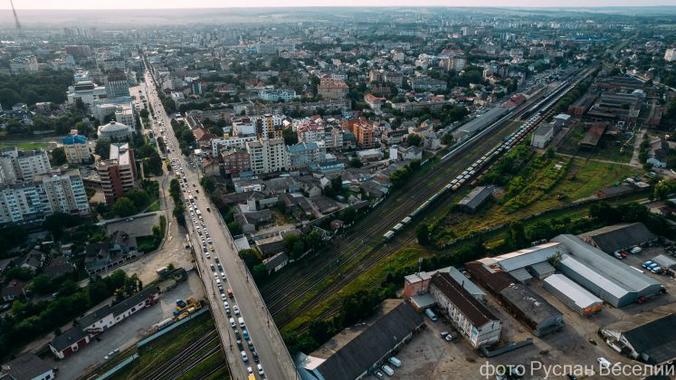 Неймовірні світлини Франківська, який зупинився у заторах, з висоти пташиного польоту ФОТО