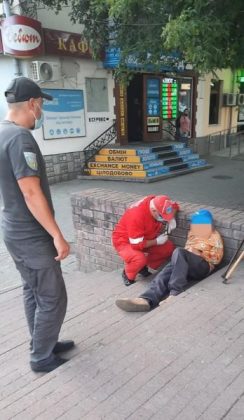 У Франківську тривалий час не могли привести до тями чоловіка, що лежав на землі ФОТО