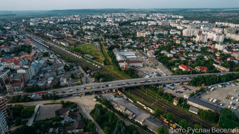 Неймовірні світлини Франківська, який зупинився у заторах, з висоти пташиного польоту ФОТО