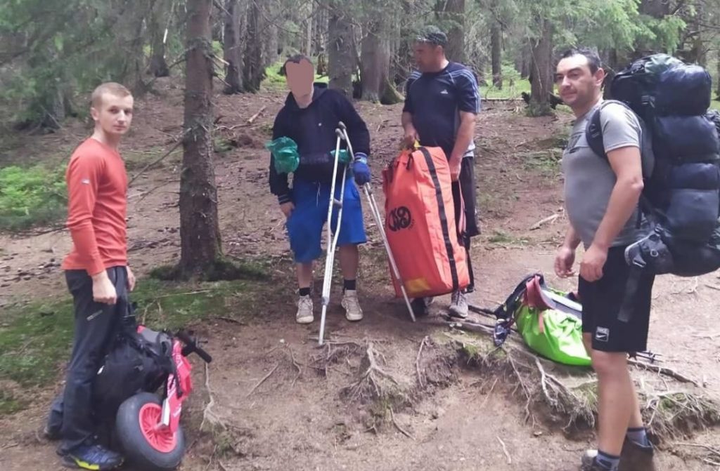 Прикарпатські рятувальники звели травмованого киянина з Говерли ФОТО