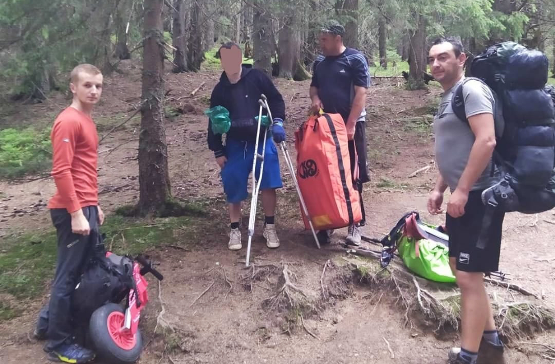 Прикарпатські рятувальники звели травмованого киянина з Говерли ФОТО