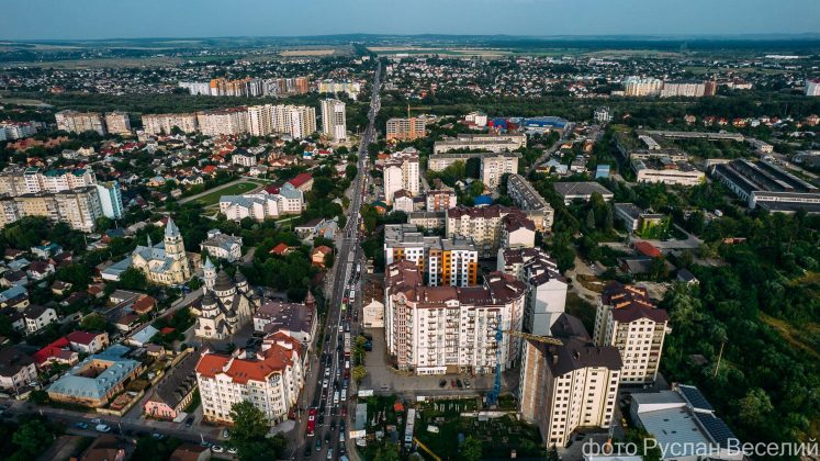 Неймовірні світлини Франківська, який зупинився у заторах, з висоти пташиного польоту ФОТО