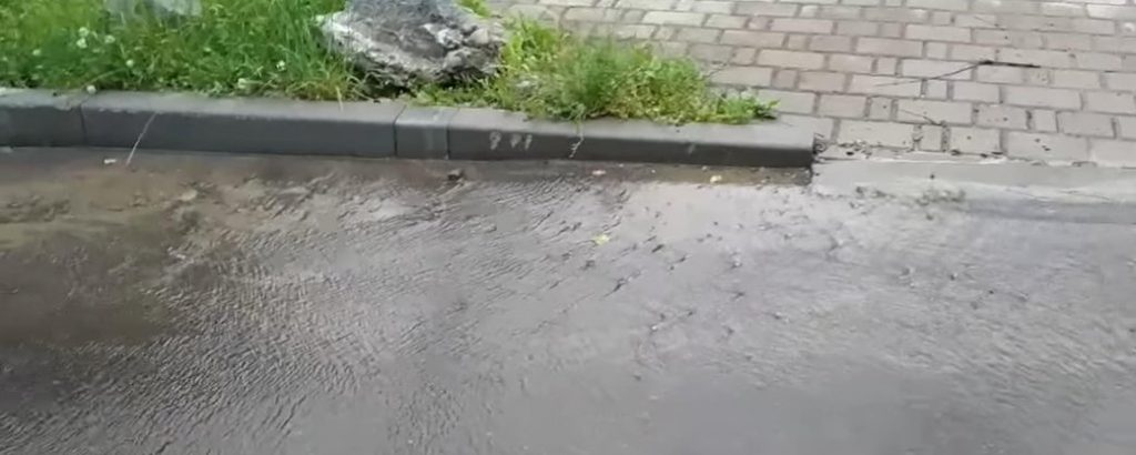 У Франківську на дорогу майже два тижні лилася водоспадом водопровідна вода ФОТО