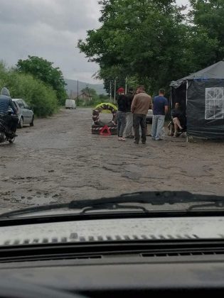На Франківщині люди встановили блок-пост, щоб не пропускати лісовози, які нищать дороги ФОТО