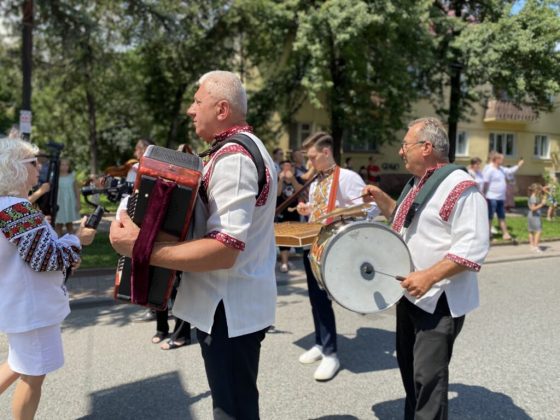 На День міста в Яремче відбувся масштабний костюмований гуцульський карнавал ФОТО та ВІДЕО