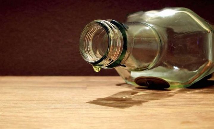 Курйоз: прикарпатець поскаржився в поліцію на “муніципалів”, бо заважали пити сурогат