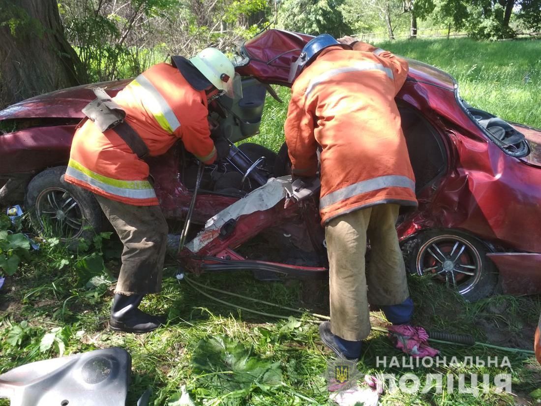 Жахлива автотроща на Франківщині: автомобіль розірвало на дві частини, а люди які перебували в середині - загинули