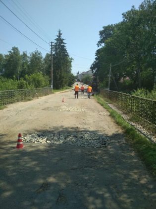 Прикарпатці власними силами відремонтували дорогу ФОТО