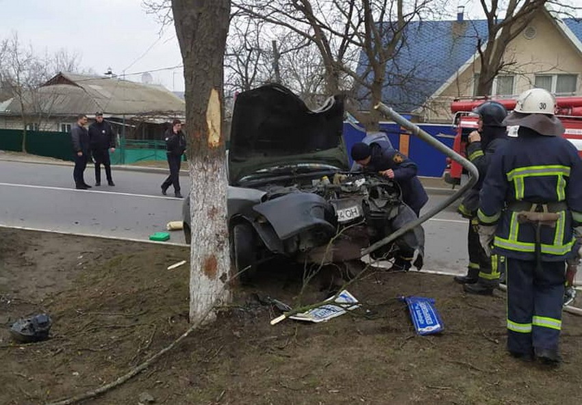 На Франківщині легковик в'їхав у дерево: постраждалого деблокували рятувальники