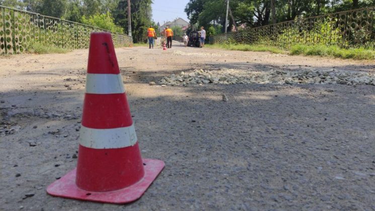 Прикарпатці власними силами відремонтували дорогу ФОТО