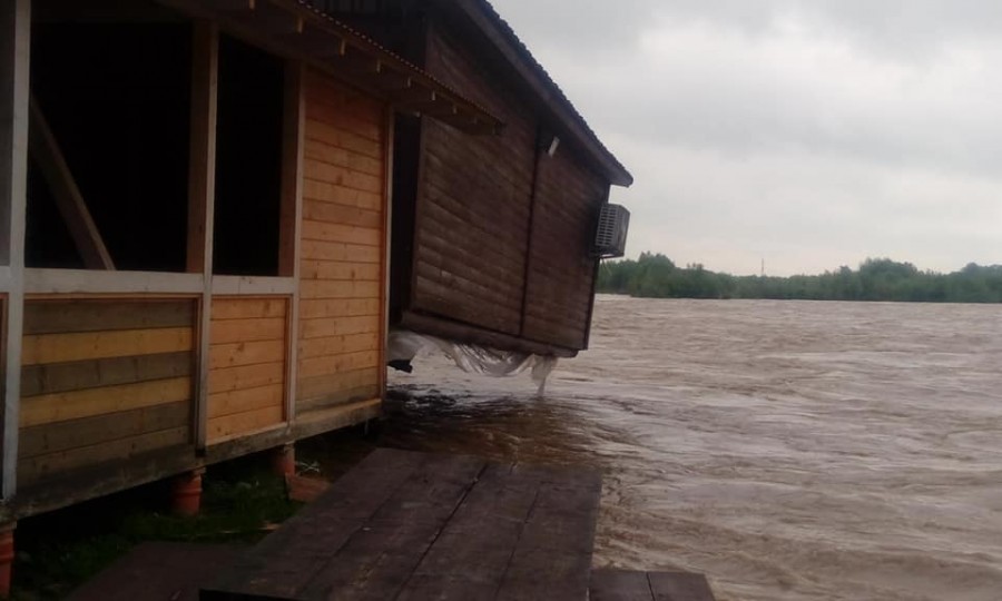 Горе-колибу у Добровлянах знову може змити у Лімницю