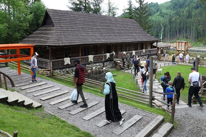 У туристичному Буковелі в меню ресторанів додають арабську мову