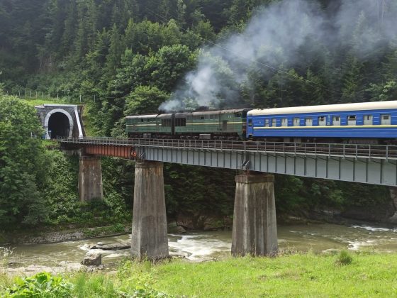 Мандрівник показав найживописніші залізничні маршрути в Карпатах ФОТО