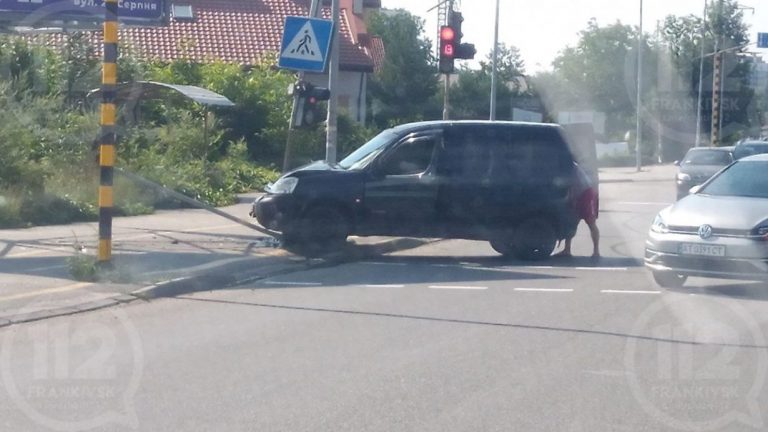 На Набережній авто врізалось у світлофор ФОТО