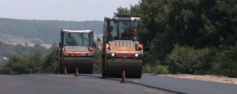 На Прикарпатті ремонтують дорогу, яка з’єднає 8 областей ФОТО