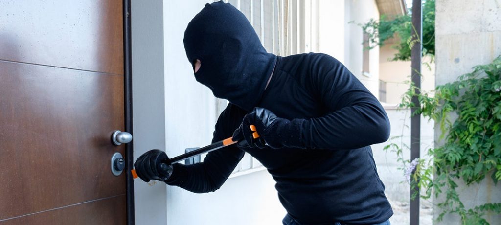 Мітки на підлозі та буклет у дверях: як крадії обирають квартиру для пограбування ВІДЕО