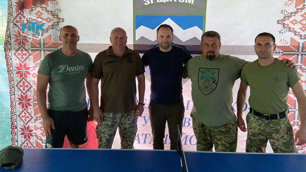 Коломийські депутати придбали для військових 10 гірсько-штурмової бригади позашляховик ВІДЕО