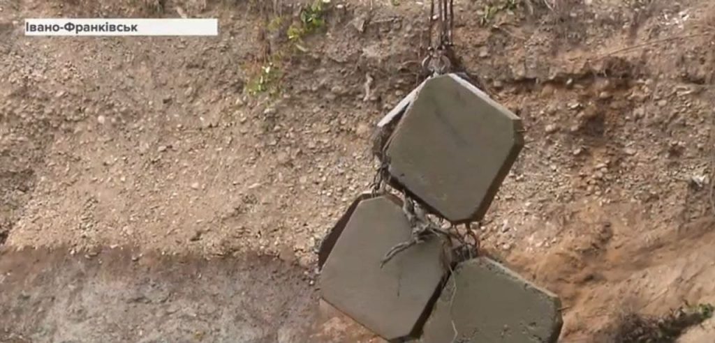 У Франківську з дна Бистриці Солотвинської витягнули десятки бетонних плит ВІДЕО