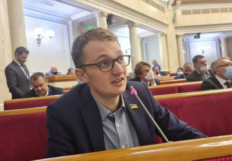 "Слугу народу" Євгена Брагара запідозрили в керуванні авто під наркотиками