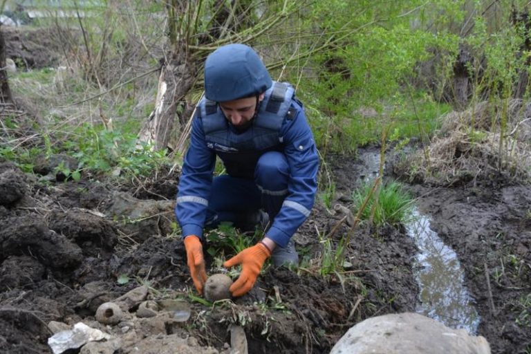 У курортному Яремче на березі ріки знешкодили ручну гранату