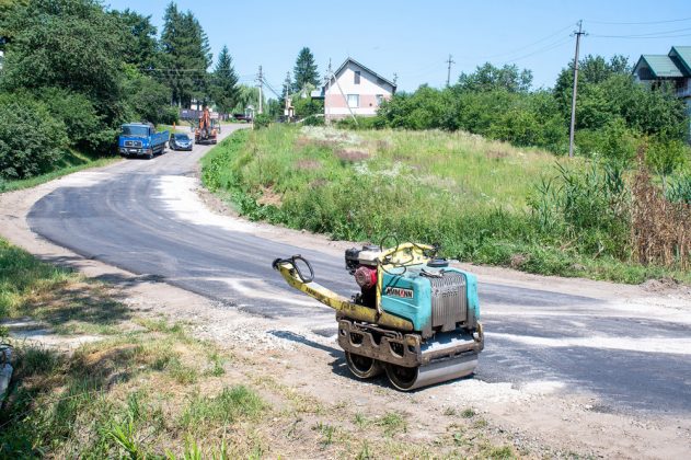 На Прикарпатті до Дня села ремонтують дорогу ФОТО