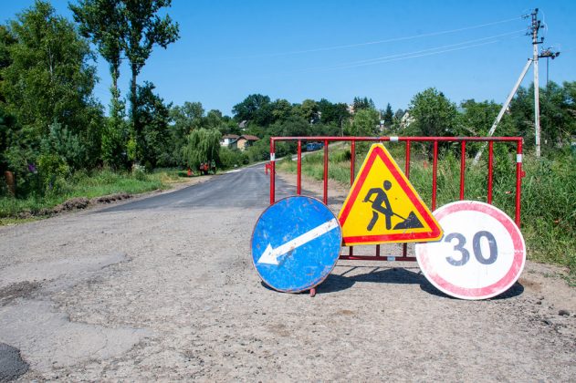 На Прикарпатті до Дня села ремонтують дорогу ФОТО