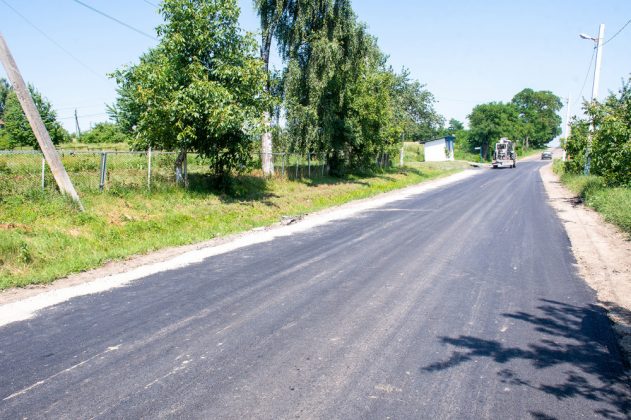 На Прикарпатті до Дня села ремонтують дорогу ФОТО