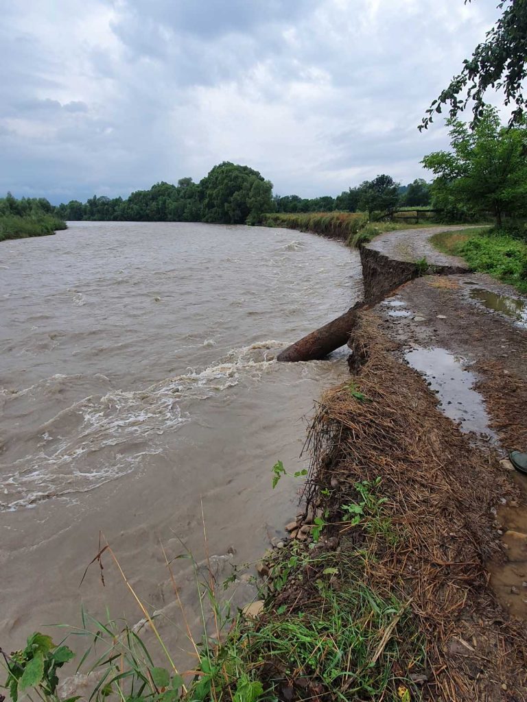 Повсюди велика вода: мешканці прикарпатського села відрізані від світу через негоду ФОТО