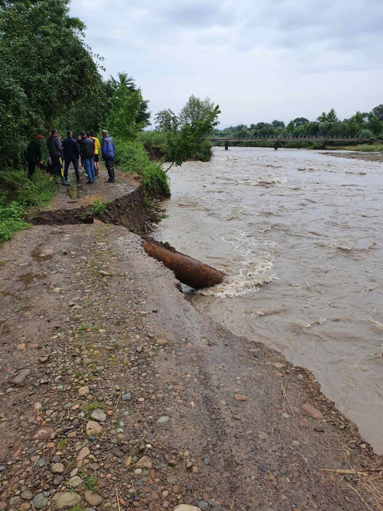 Вода прибуває: На Рожнятівщині річка Чечва може зруйнувати міст ФОТО