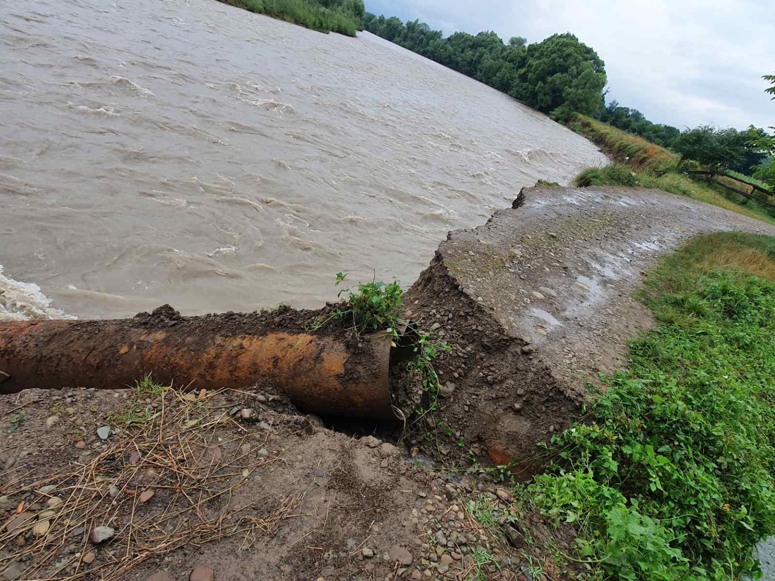 Вода прибуває: На Рожнятівщині річка Чечва може зруйнувати міст ФОТО