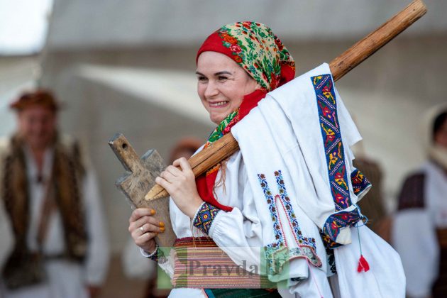 У Косові відбувся унікальний показ гуцульської моди "Лудинє-Фамілія" ФОТОРЕПОРТАЖ