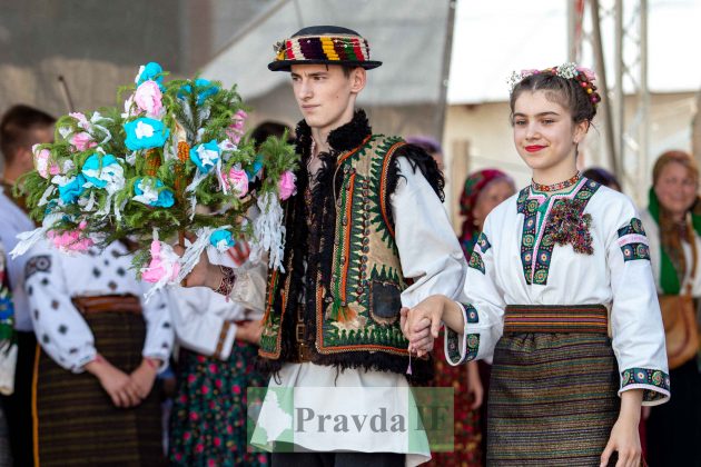 У Косові відбувся унікальний показ гуцульської моди "Лудинє-Фамілія" ФОТОРЕПОРТАЖ