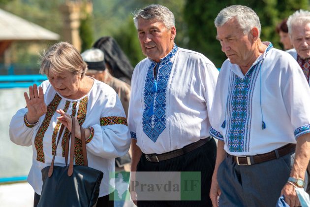 «Розвалили хати, а нас забрали і вивезли». Як прикарпатців «добровільно» переселяли на південь України ФОТРЕПОРТАЖ