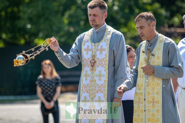 «Розвалили хати, а нас забрали і вивезли». Як прикарпатців «добровільно» переселяли на південь України ФОТРЕПОРТАЖ