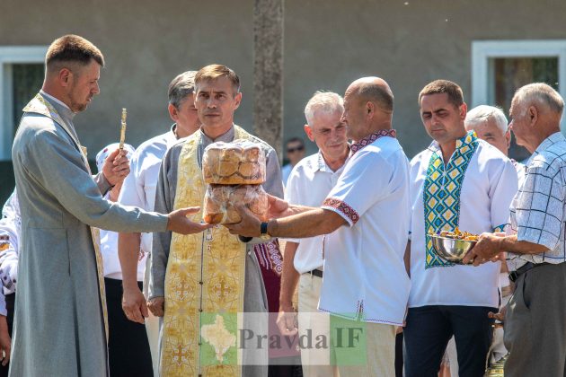 «Розвалили хати, а нас забрали і вивезли». Як прикарпатців «добровільно» переселяли на південь України ФОТРЕПОРТАЖ