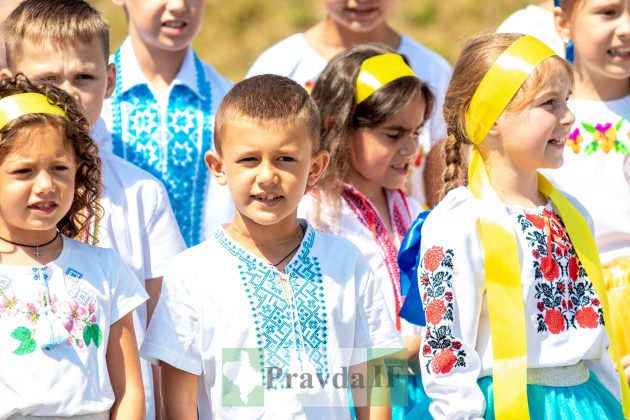 «Розвалили хати, а нас забрали і вивезли». Як прикарпатців «добровільно» переселяли на південь України ФОТРЕПОРТАЖ