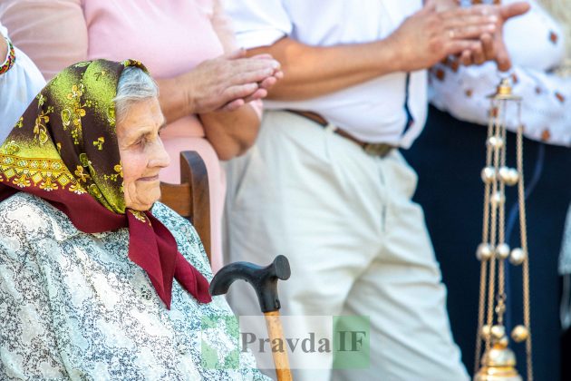 «Розвалили хати, а нас забрали і вивезли». Як прикарпатців «добровільно» переселяли на південь України ФОТРЕПОРТАЖ