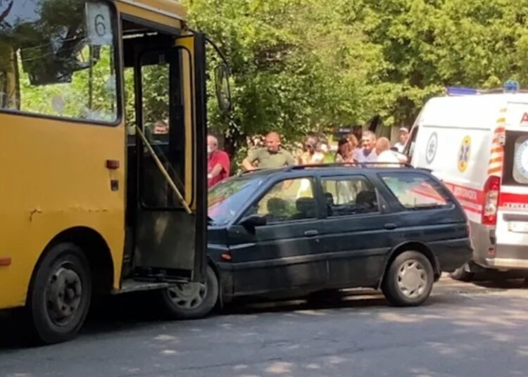 У Калуші маршрутка врізалась в легковик: постраждала дитина ВІДЕО