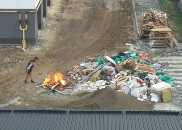 працівники просто посеред будівництва спалюють відходи