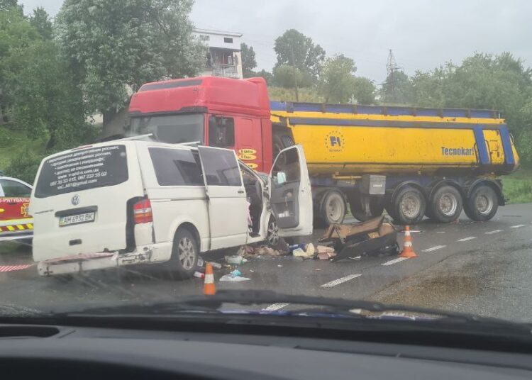 На Прикарпатті у жахливій автотрощі вантажівки та мікроавтобуса сильних травм зазнав один з водіїв ФОТО