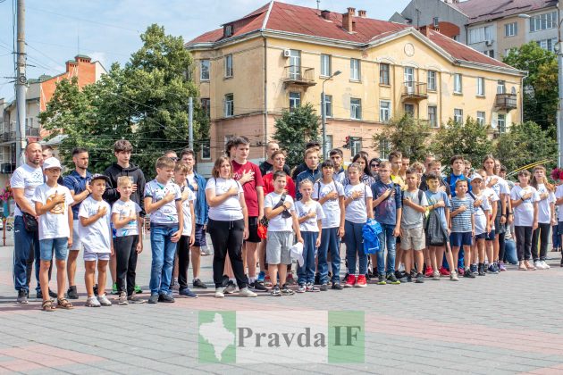 У Франківську підняли прапор на підтримку олімпійців ФОТО