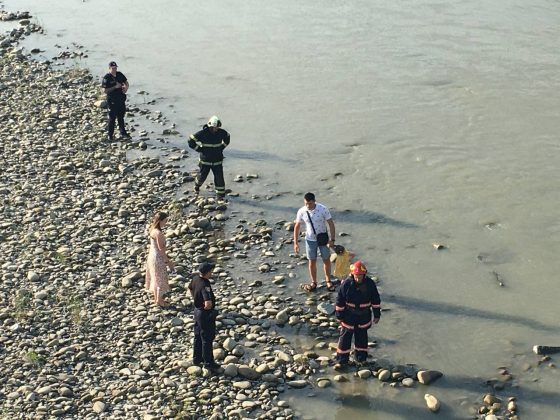 Водолази разом з поліцією активно шукають прикарпатця, який стрибнув у річку і не виплив ФОТО