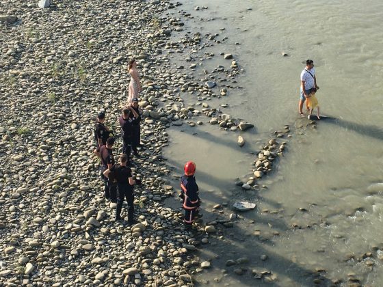 Водолази разом з поліцією активно шукають прикарпатця, який стрибнув у річку і не виплив ФОТО