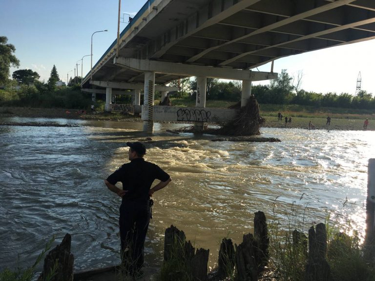 Водолази разом з поліцією активно шукають прикарпатця, який стрибнув у річку і не виплив ФОТО