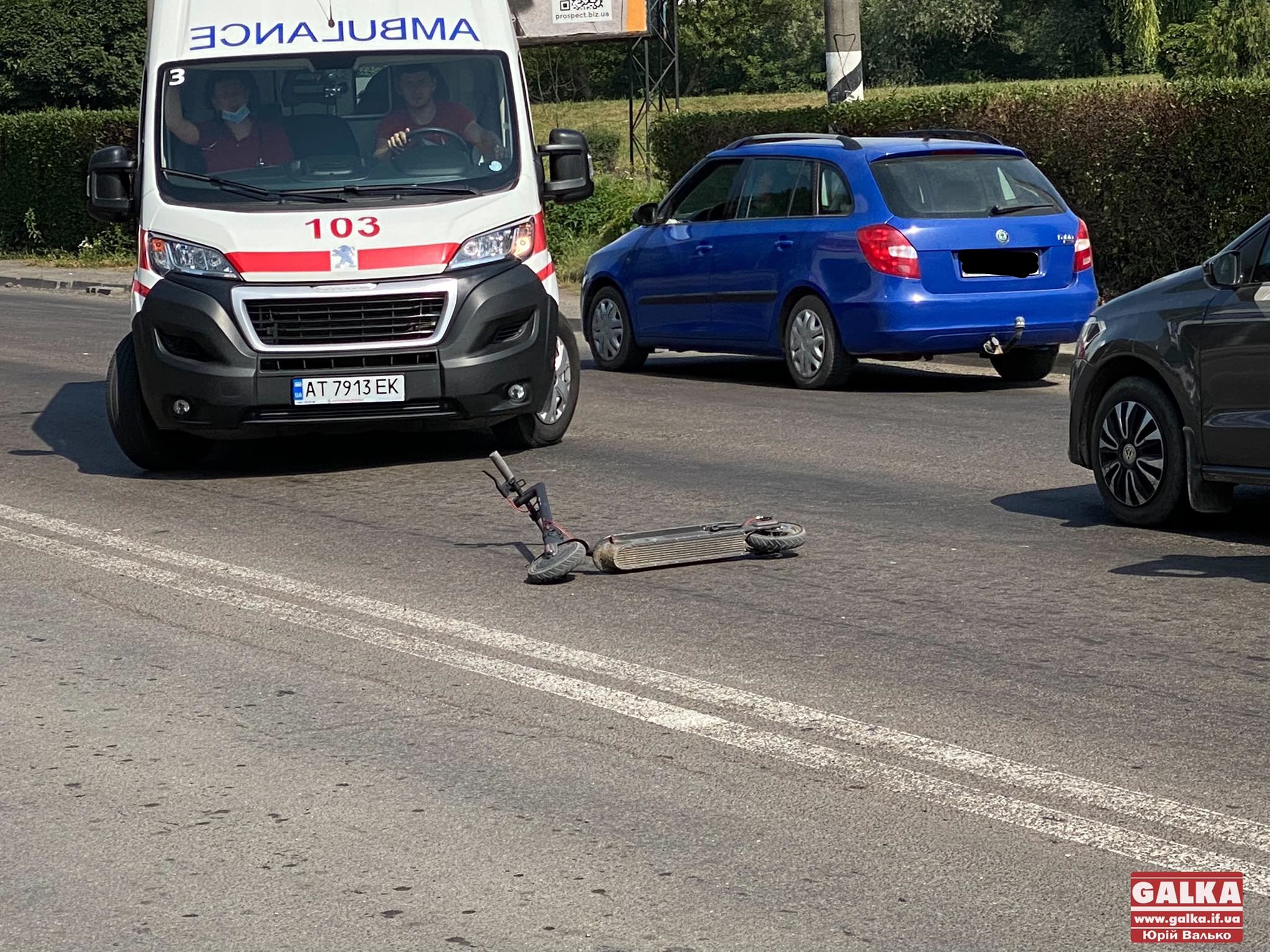 У Франківську дівчина на самокаті потрапила під колеса легковика