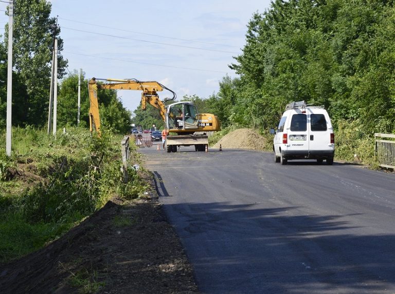 Дорожники капітально ремонтують автошлях Калуш-Осмолода ФОТО